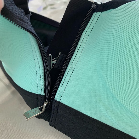 SALE‼️ 32B VS Front close sports bra - Picture 4 of 8